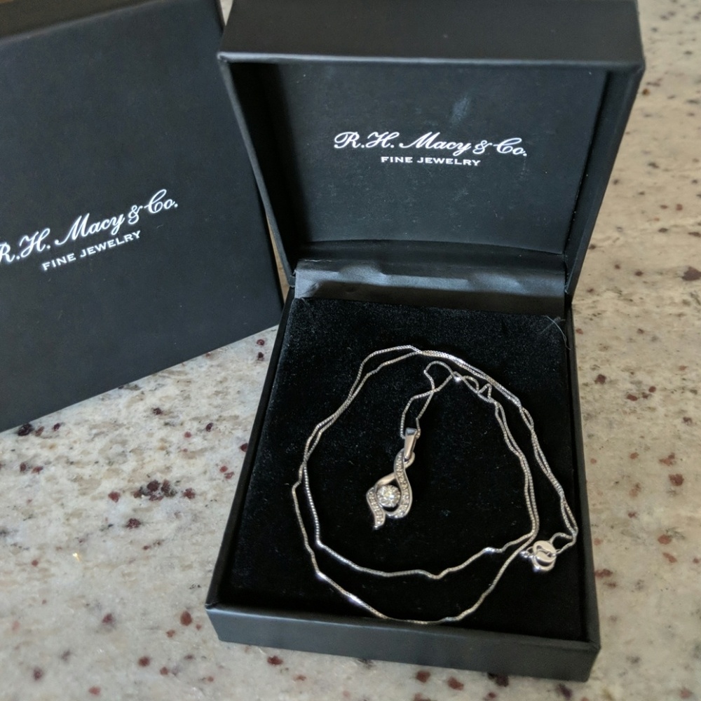 Diamond teardrop 18" Pendant necklace in 14k white
